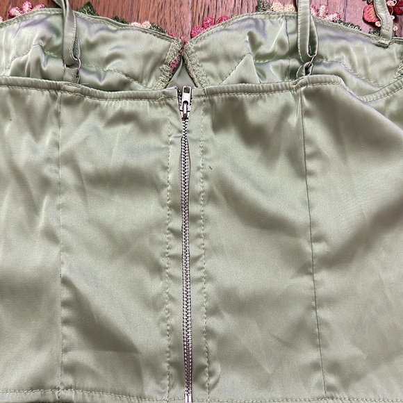 Silk lime sewn on flowers tank top - Picture 3 of 3